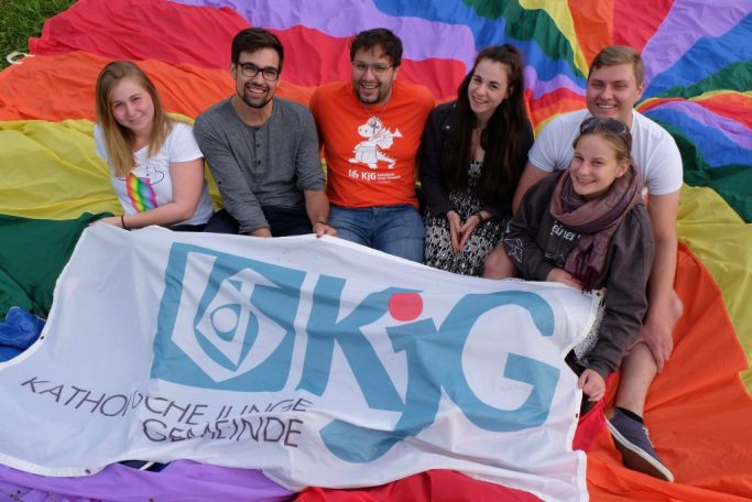 Dekanatsleitung in Böblingen Sechs Personen posieren vor einem bunten Regenbogenbanner und einem KjG-Banner