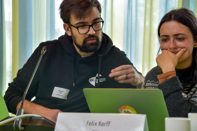 Auf DV im Einsatz für euch Ein Mann und eine Frau überlegen am Tisch.